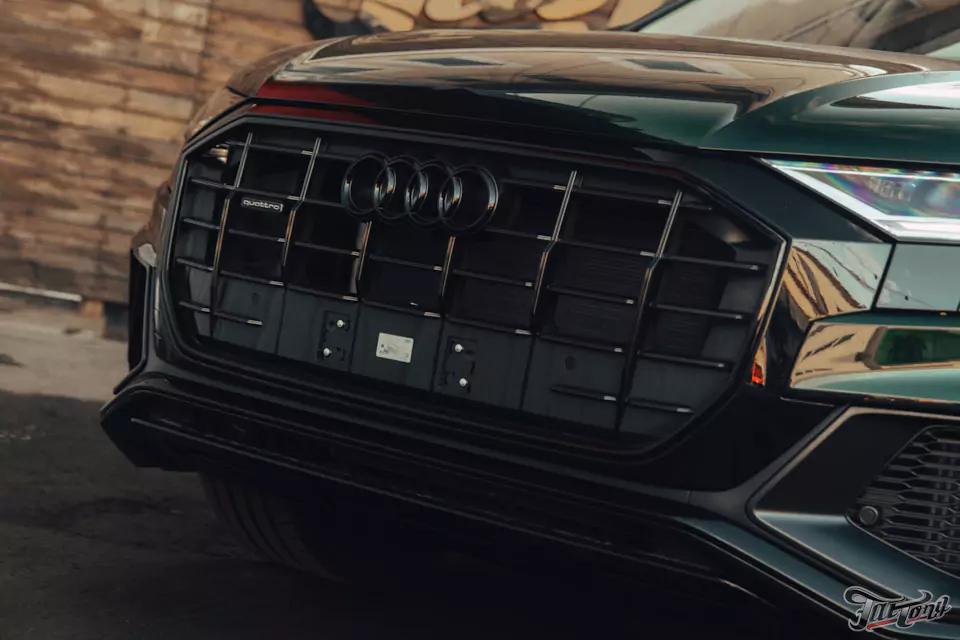 Месяц работы над новым Audi Q8, который 2 года простоял в Дубае! Оклейка в цветной полиуретан с проемами, окрас дисков и фирменный шиномонтаж, окрас суппортов в candy с лого, антихром, детейлинг